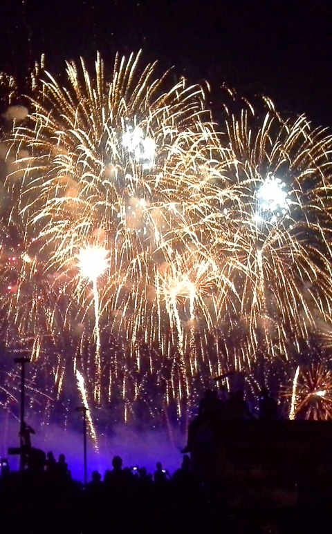 Feuerwerk in der Nacht beim Seefest Mondsee.