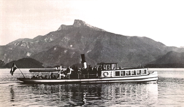 Das Dampfschiff Helene auf Fahrt auf dem Mondsee. Im Hintergrund der Schafberg.