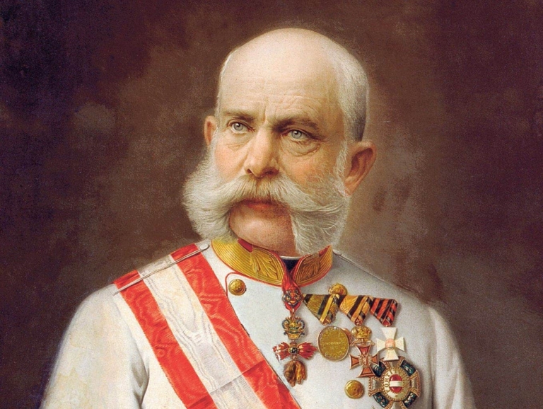 Ein Gemälde von Kaiser Franz Josef I von Österreich. Er blickt nach links und hat weiße Haare und weißen Bart. Eine rot-weiß-rote Schärpe liegt über der Brust.