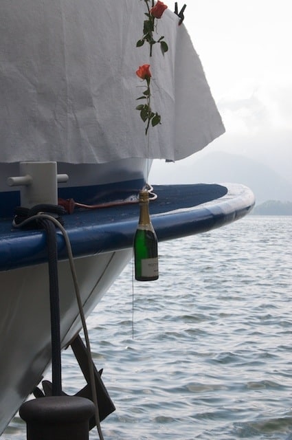 Sektflasche vor der Bugkante der MS Mondseeland bei der Schiffstaufe in Mondsee am 24. April 2009.