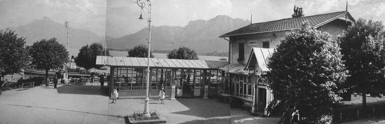 Blick auf die Seevilla mit Wintergarten und im Hintergrund das Dampfschiff Stephanie. Ein Schwarzweiß-Foto von etwa aus den 1910er bis 1920er Jahren.