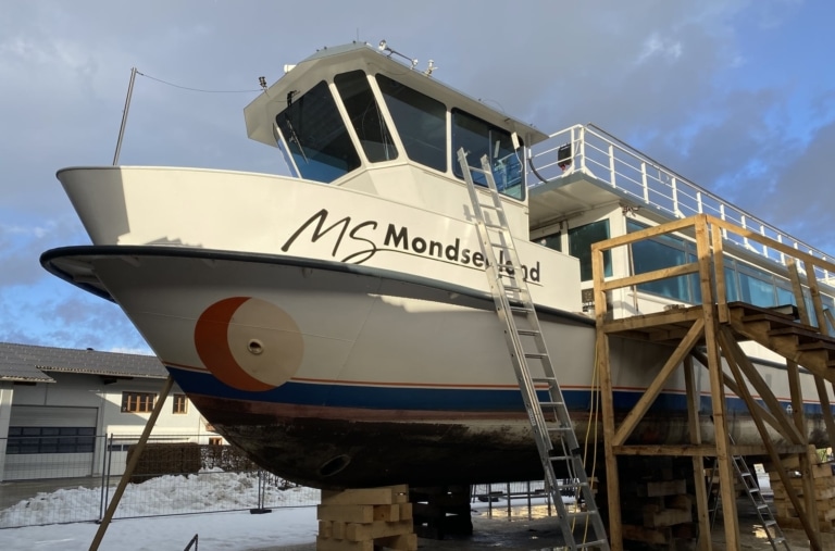Die MS Mondseeland aufgebockt im Trockendock mit Leiter und Gerüst. Totalsanierung im Winter 2021.