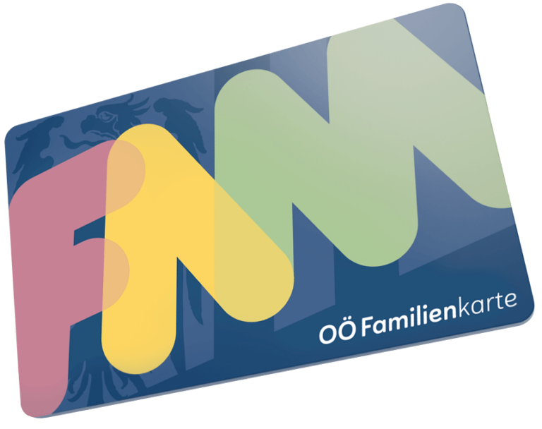 Neues Logo der Oberösterreichischen Familienkarte. Die Buchstaben F N M stehen in rosa, gelber und grüner Pastellfarbe auf dunkelblauem Grund. Unten steht OÖ Familienkarte.