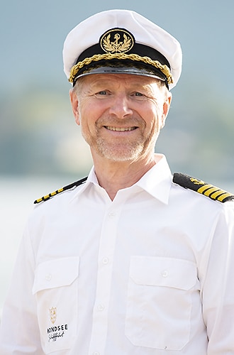 Der Kapitän des Passagierschiffs MS Mondseeland.